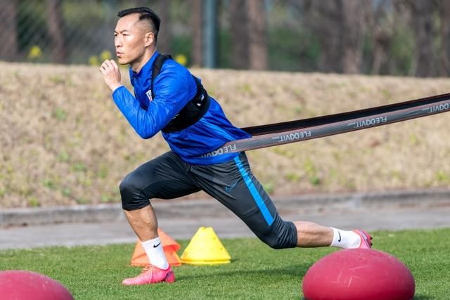 今日焦点战预告16:45 澳超赛场 悉尼FC VS 惠灵顿凤凰 惠灵顿凤凰强势出击能否在客场全身而退？01:30 意甲赛事 那不勒斯 VS 蒙扎 那不勒斯欲在主场迎来反弹重返欧战区!02:45 葡超赛场 本菲卡 VS 法马利卡奥 本菲卡对榜首之位虎视眈眈，法马利卡奥客场之旅恐难以全身而退？03:45 意甲赛事 热那亚 VS 国际米兰 国米已连续多场赛事保持不败，火“热”势头欲继续延续？ 事件那不勒斯后卫纳坦肩膀脱臼，马扎里：队医说他将缺席一个半月那不勒斯主帅马扎里称，后卫纳坦因肩膀脱臼将缺席一个半月时间。